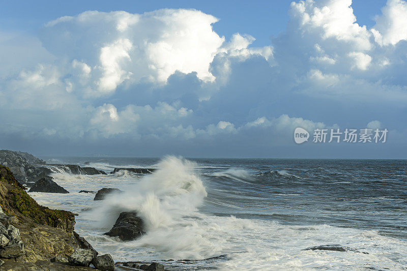 加利福尼亚海岸海滩上汹涌的海浪