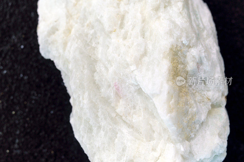 宏观石钠长石矿物背景特写。海蓝宝石在钠长岩