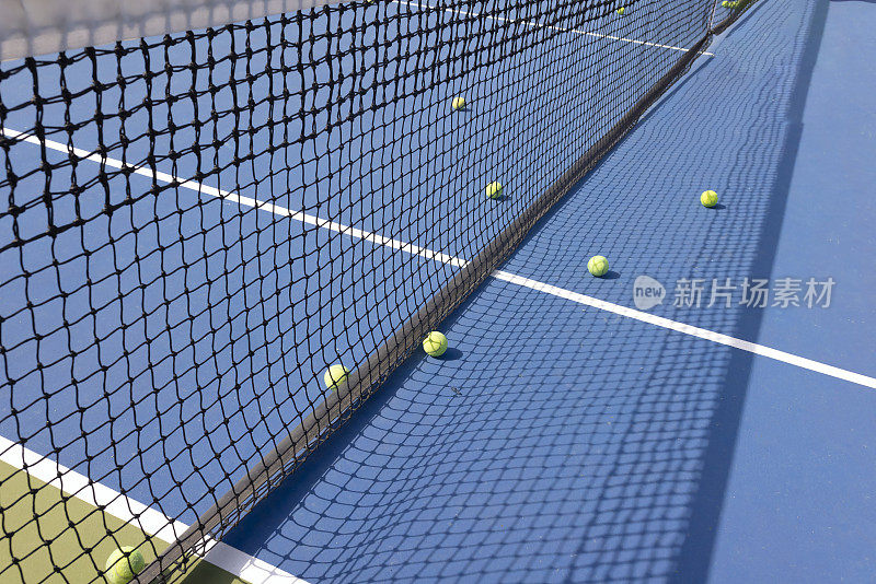 网球躺在球场上