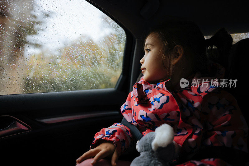 小女孩在雨天开车旅行