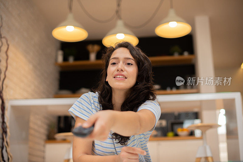 女人在房间里看电视