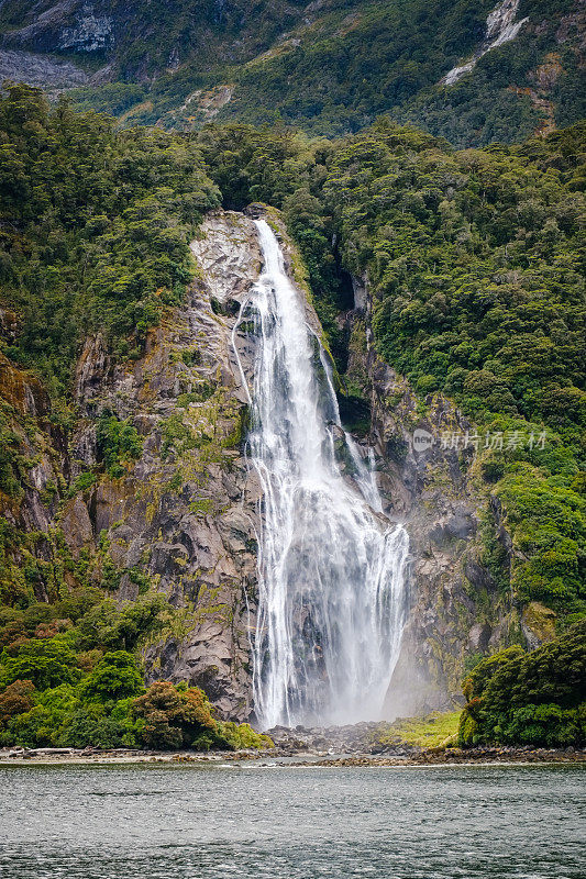 鲍恩瀑布在新西兰的米尔福德海湾