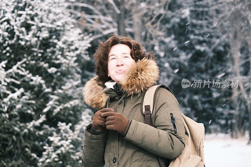 女子正在享受降雪