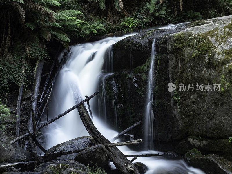 瀑布和岩石