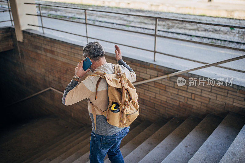 一位老人在一个新城市旅游时使用智能手机