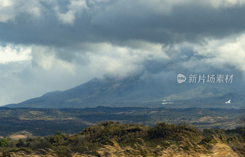 哥斯达黎加特内里奥国家公园火山上空的云。