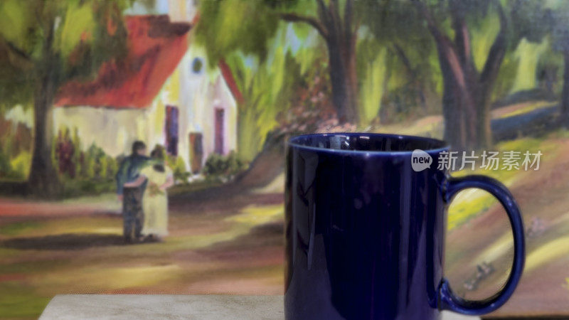 前景是蓝色咖啡杯。背景里的一对情侣用软对焦。教堂或学校建筑。让人想起逝去的时光。