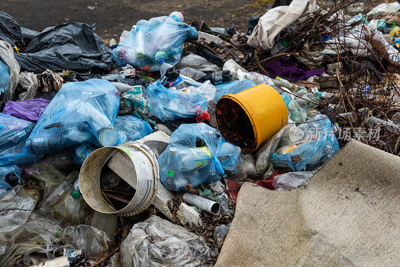 工业和生活垃圾的填埋污染了环境
