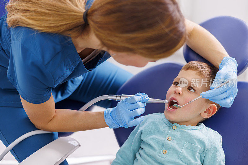 牙医正在给儿童病人固定牙齿