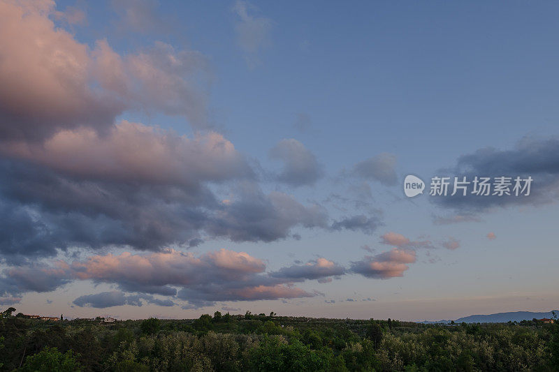 只有浪漫的晚霞天空