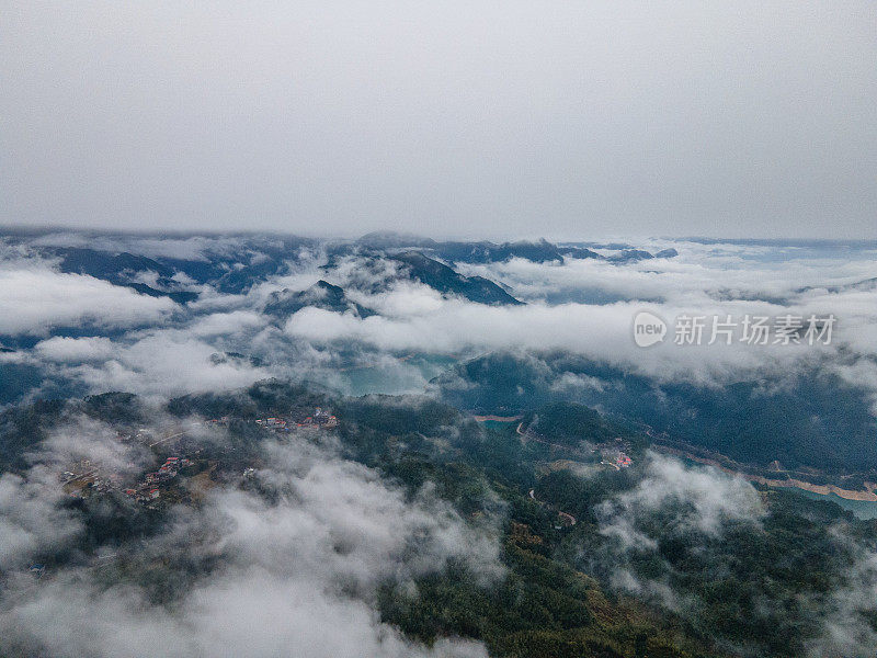 云雾缭绕的山上村庄的鸟瞰图