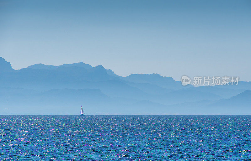 帆船在阿尔库迪亚湾的群山上航行
