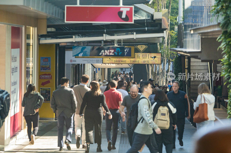 澳大利亚昆士兰州布里斯班皇后街购物中心的购物者