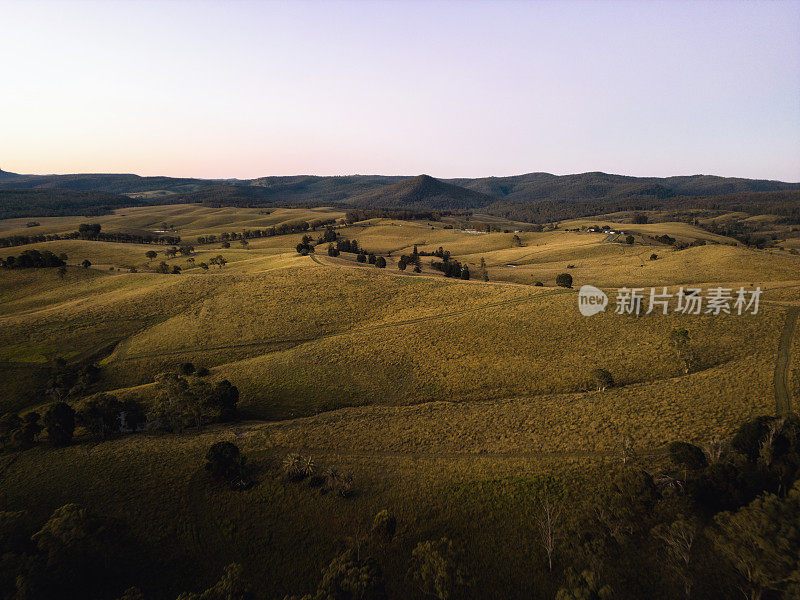 美丽的黄昏，在澳大利亚昆士兰州巴尼山附近连绵起伏的山丘上