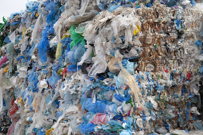 一堆压缩尼龙废料被收集起来回收利用