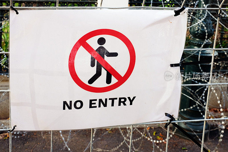 铁丝网前的栅栏上挂着警告牌，禁止入内。有人是认真的!