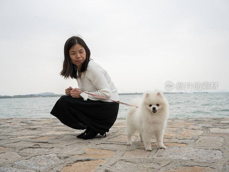 海边的女人和她可爱的狗