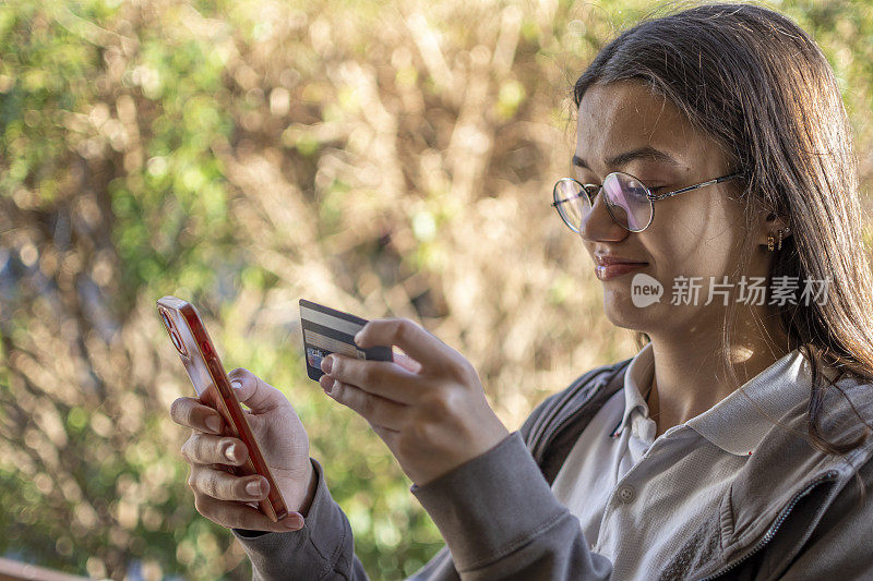 十几岁的女孩带着手机到户外网购