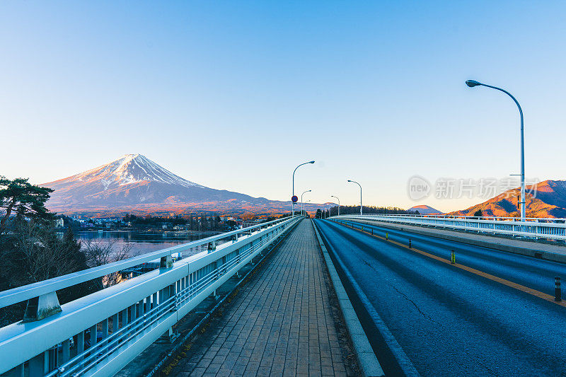 富士山和日本的长桥