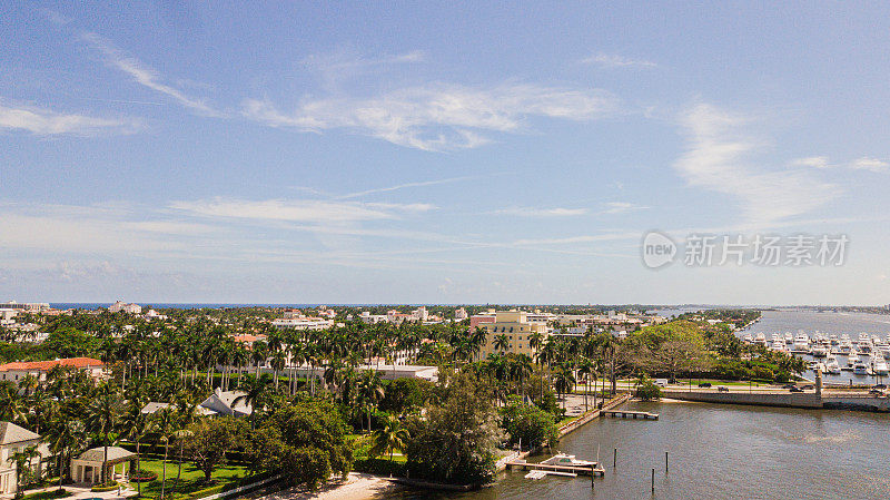 2023年春假期间，俯瞰佛罗里达州棕榈滩充满活力的海滩的海滨住宅鸟瞰图