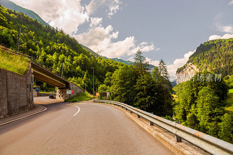 山路。Lauterbrunnen。瑞士的风景。伯尔尼州。穆伦村