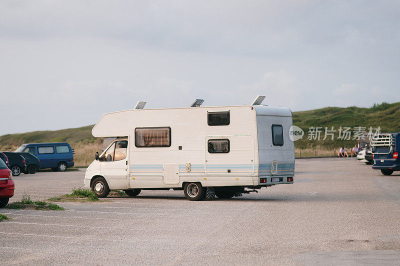 停在停车场的露营车