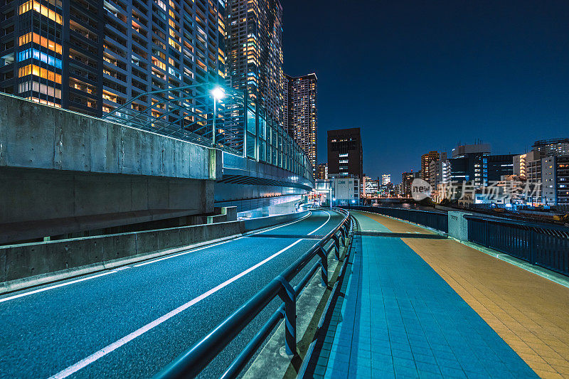 夜晚的东京晴美大桥和丰洲码头的城市道路