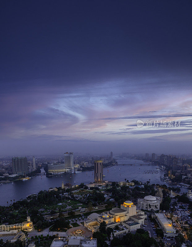 埃及开罗和尼罗河的夜景。