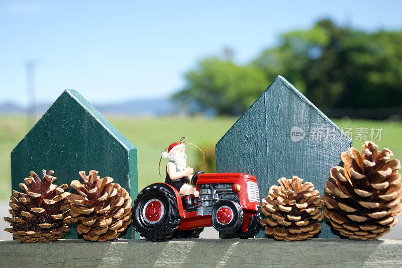拖拉机上的圣诞老人在乡村场景中的圣诞装饰