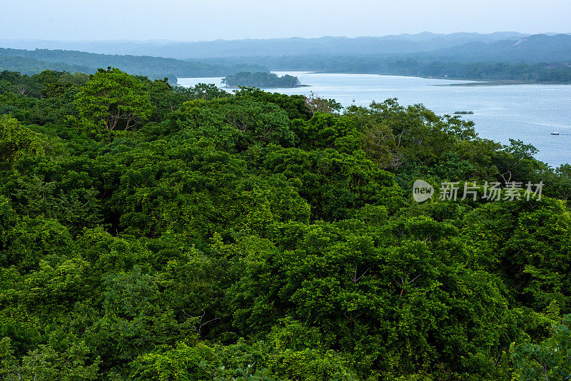 弗洛雷斯岛全景，佩滕湖