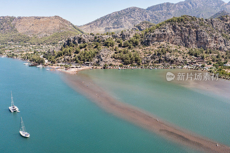 土耳其博兹布伦半岛的奥哈尼耶湾、基兹库穆海滩和奥哈尼耶村鸟瞰图。