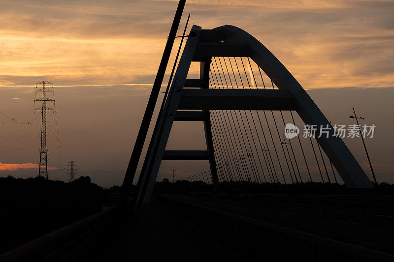 日落时分多瑙河上的潘特勒桥