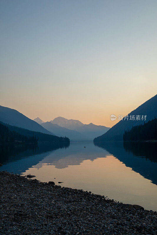 晨光照在湖面和山间