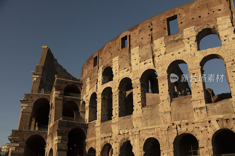 日落时的罗马竞技场，古老的罗马城