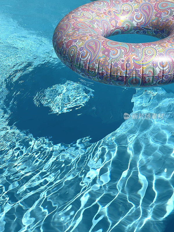 泳池聚会时泳池水面上的浮环