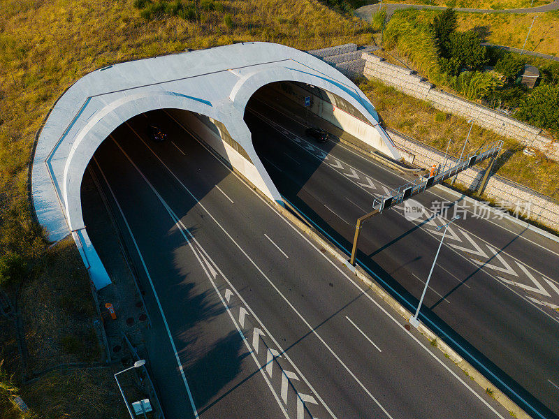 葡萄牙高速公路上通过隧道的循环交通航拍图像