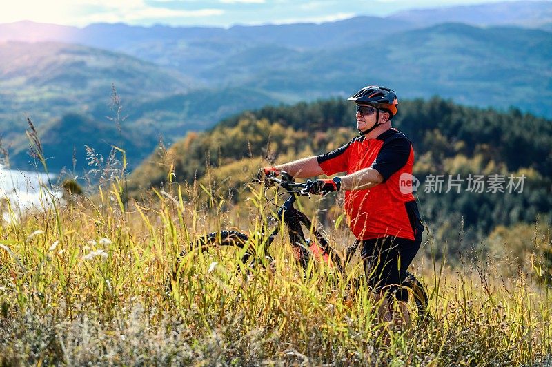 人在大自然中骑电动山地车