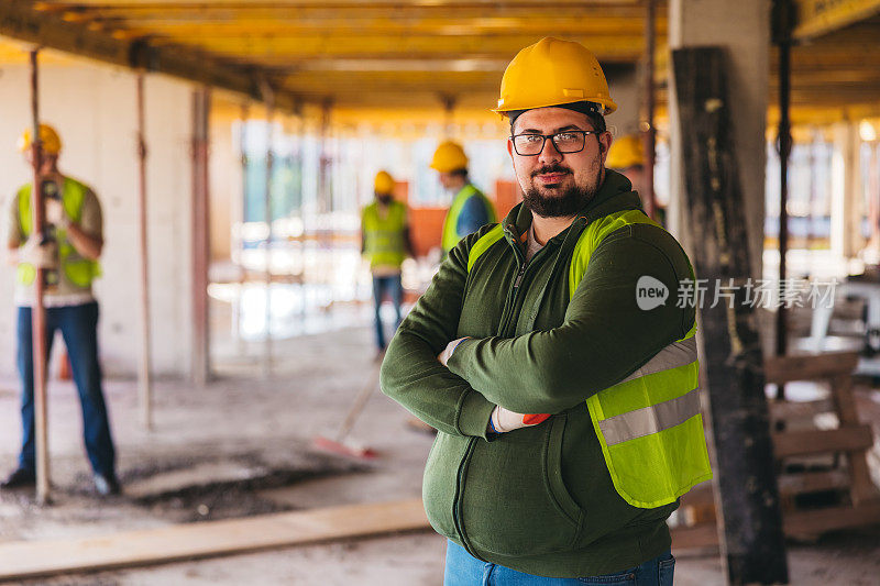 工地上一名白人男性建筑工人的肖像