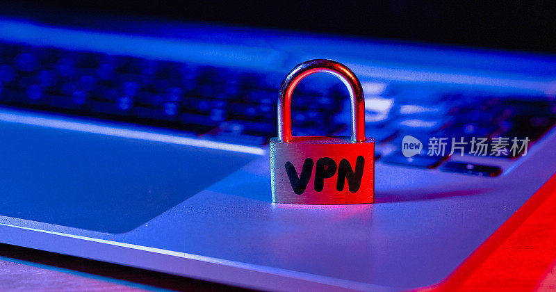 当您使用VPN加密服务时，带有挂锁的计算机象征着网络安全