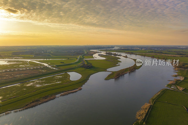 艾瑟尔和里韦迪普春季日落全景鸟瞰图