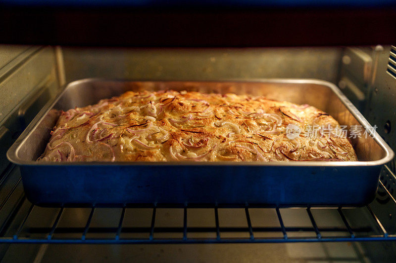 特写镜头:佛卡夏面包在热烤箱中烘烤