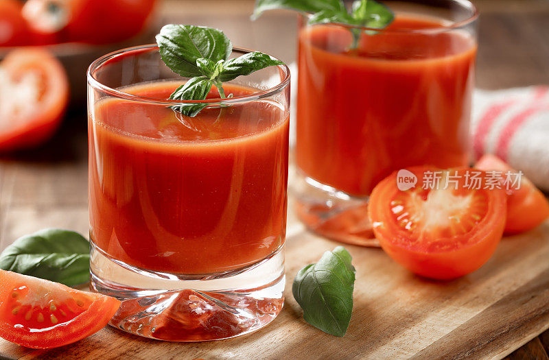 番茄汁加罗勒叶和番茄片