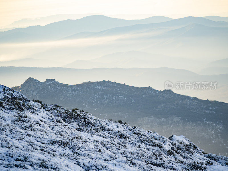 冬天的风景与雪在山上