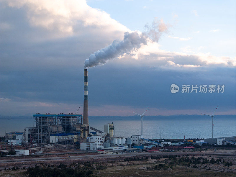 水边的火力发电厂鸟瞰图