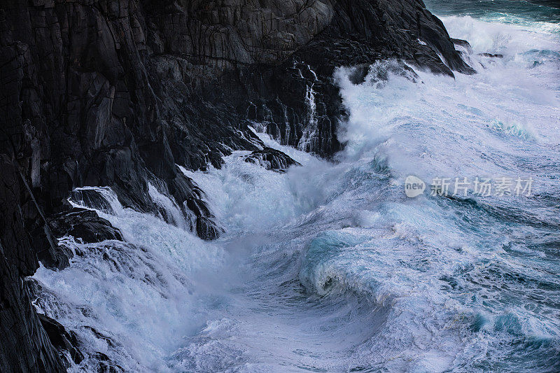 暴风雨中，汹涌的海浪冲击着悬崖
