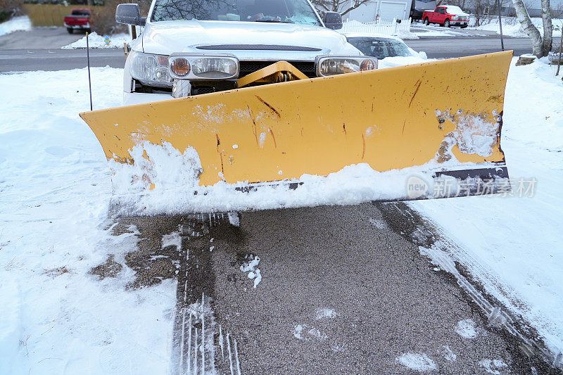 在停车场安装了扫雪机的卡车