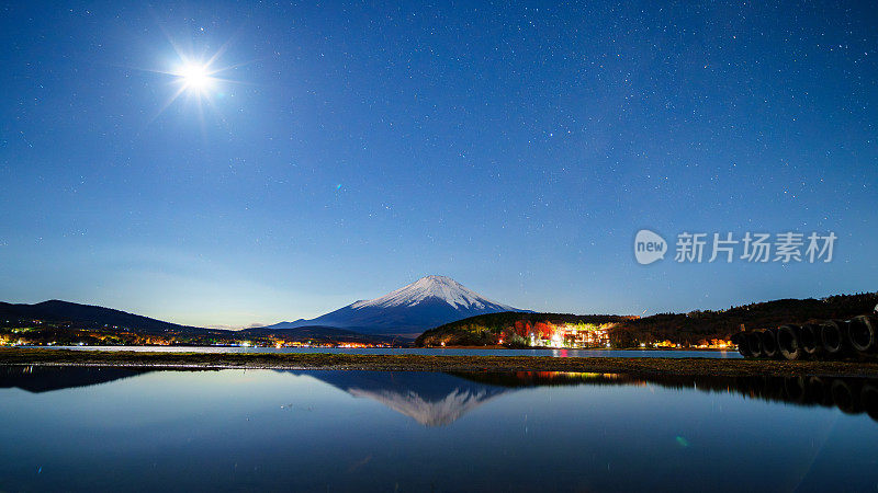 富士山与山中湖在夜晚的倒影，山梨县，日本