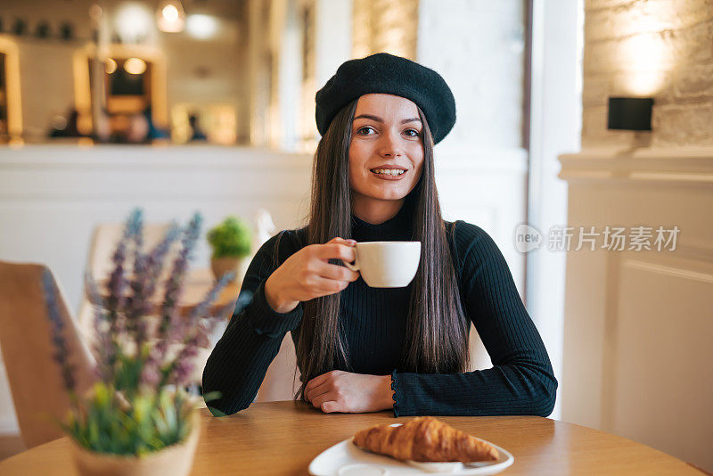 面包店里的年轻女子