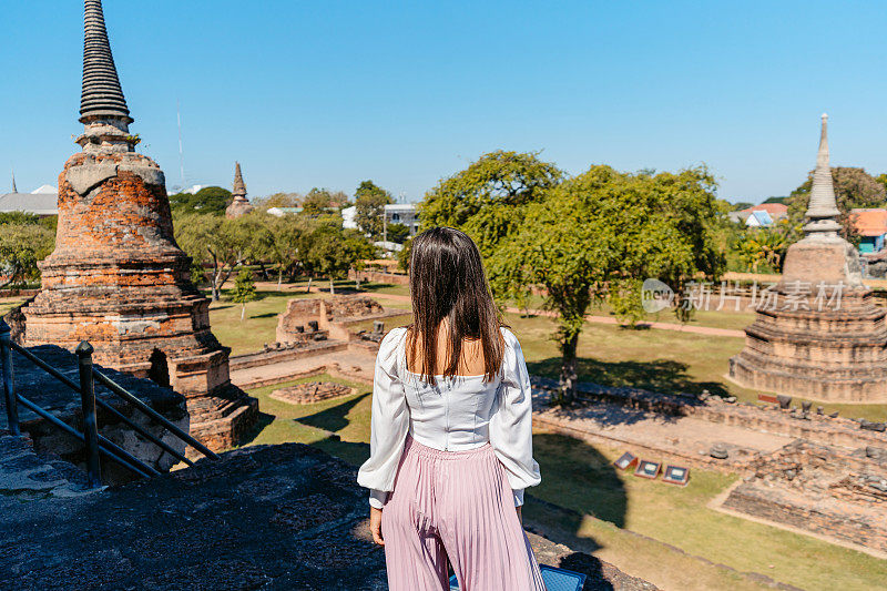 在泰国大城府历史公园的Ratchaburana寺，一位年轻女子的后景