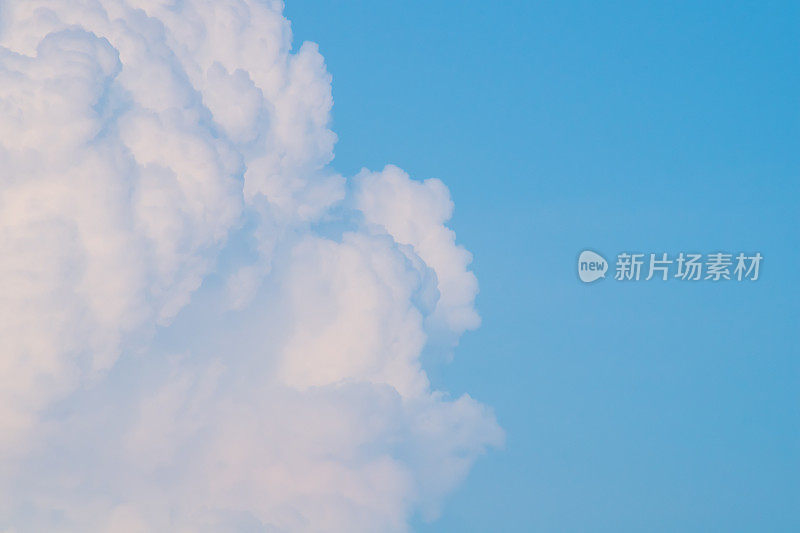 清澈的蓝天上飘着毛茸茸的白云。惊人的自然现象，天气，与复制空间的艺术作品